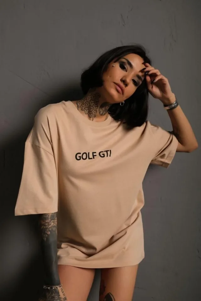 Oversize Baskılı Tişört – Golf GTI Retro Araba Desenli, Ön - Arka Dijital Baskı, Sokak Modası Stil - Bej