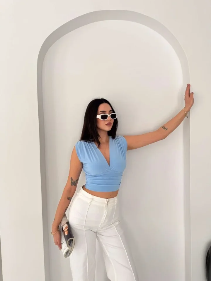 Vatkalı Kolsuz V Yaka Drapeli Crop Bluz Likralı Fit - Bebek Mavisi