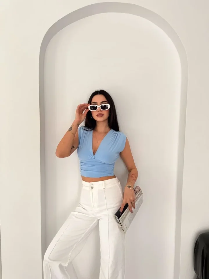 Vatkalı Kolsuz V Yaka Drapeli Crop Bluz Likralı Fit - Bebek Mavisi