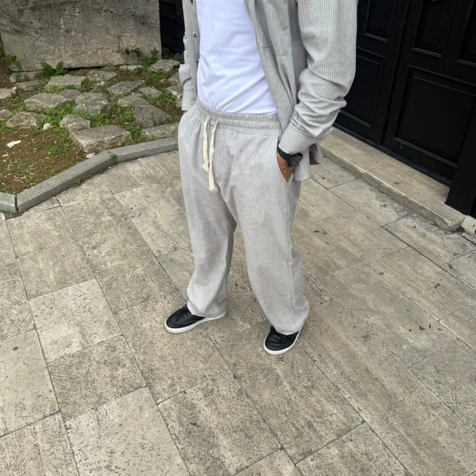 Erkek Kadife Oversize Takım – Gömlek Ve Pantolon İkili Set Füme Corduroy Şıklığı, Rahat Ve Zarif Duruş Yumuşak Dokulu Kadife Kumaş, Düğmeli Gömlek Üst Ve Lastikli Pantolon Alt Parça Ile Gün Boyu Konfor- Gri